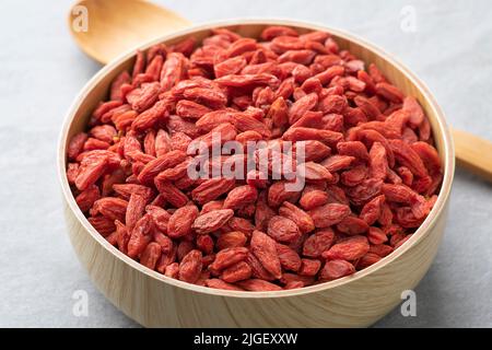 Getrocknete Goji-Beeren oder Wolfbeeren in einer Schüssel aus nächster Nähe Stockfoto