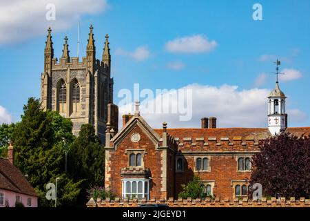 Eine schöne Aussicht auf die Holy Trinity Church und das Trinity Hospital im Dorf Long Melford in Suffolk, Großbritannien. Stockfoto