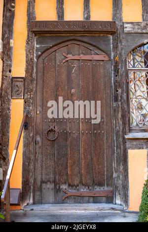 Suffolk, Großbritannien - August 11. 2021: Das Äußere des Crooked House im Dorf Lavenham in Suffolk, Großbritannien. Stockfoto