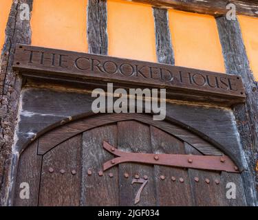 Suffolk, Großbritannien - August 11. 2021: Das Äußere des Crooked House im Dorf Lavenham in Suffolk, Großbritannien. Stockfoto