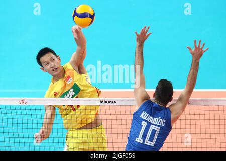 Danzig, Polen. 10.. Juli 2022. Wang Jingyi (L) aus China spiegtbeim Spiel der Internationalen Volleyball-Föderation (FIVB) Volleyball Nations League Men's Pool 6 zwischen China und Serbien in Danzig, Polen, 10. Juli 2022. Quelle: Piotr Matusewicz/Xinhua/Alamy Live News Stockfoto