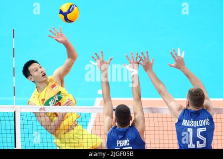 Danzig, Polen. 10.. Juli 2022. Wang Jingyi (L) aus China spiegtbeim Spiel der Internationalen Volleyball-Föderation (FIVB) Volleyball Nations League Men's Pool 6 zwischen China und Serbien in Danzig, Polen, 10. Juli 2022. Quelle: Piotr Matusewicz/Xinhua/Alamy Live News Stockfoto