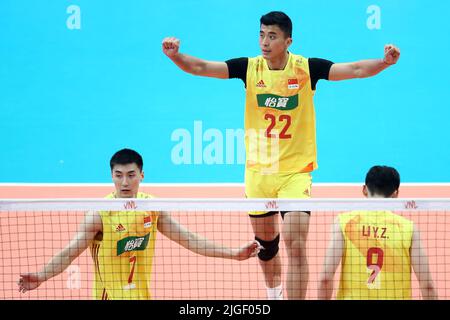 Danzig, Polen. 10.. Juli 2022. Zhang Jingyin (Spitze) aus China feiert Torreigen während des Spiels der Internationalen Volleyball-Föderation (FIVB) Volleyball Nations League Men's Pool 6 zwischen China und Serbien in Danzig, Polen, 10. Juli 2022. Quelle: Piotr Matusewicz/Xinhua/Alamy Live News Stockfoto