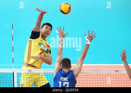 Danzig, Polen. 10.. Juli 2022. Zhang Jingyin aus China spielt beim Volleyball Nations League Men's Pool 6 Spiel zwischen China und Serbien in Danzig, Polen, am 10. Juli 2022, den Ball. Quelle: Piotr Matusewicz/Xinhua/Alamy Live News Stockfoto