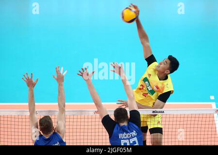 Danzig, Polen. 10.. Juli 2022. Zhang Jingyin (oben) aus China spielt beim Spiel der Internationalen Volleyball-Föderation (FIVB) Volleyball Nations League Men's Pool 6 zwischen China und Serbien in Danzig, Polen, 10. Juli 2022, den Ball. Quelle: Piotr Matusewicz/Xinhua/Alamy Live News Stockfoto
