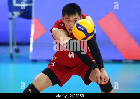 Danzig, Polen. 10.. Juli 2022. Yang Yiming aus China erhält den Ball während des Spiels der Internationalen Volleyball-Föderation (FIVB) Volleyball Nations League Men's Pool 6 zwischen China und Serbien in Danzig, Polen, 10. Juli 2022. Quelle: Piotr Matusewicz/Xinhua/Alamy Live News Stockfoto