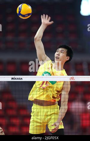 Danzig, Polen. 10.. Juli 2022. Peng Shikun aus China spielt beim Volleyball Nations League Men's Pool 6-Spiel zwischen China und Serbien in Danzig, Polen, am 10. Juli 2022, den Ball. Quelle: Piotr Matusewicz/Xinhua/Alamy Live News Stockfoto