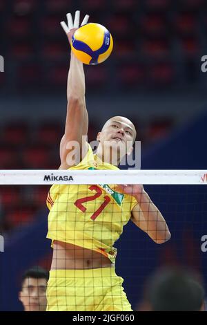 Danzig, Polen. 10.. Juli 2022. Miao Ruantong aus China spielt beim Volleyball Nations League Men's Pool 6-Spiel zwischen China und Serbien in Danzig, Polen, am 10. Juli 2022, den Ball. Quelle: Piotr Matusewicz/Xinhua/Alamy Live News Stockfoto