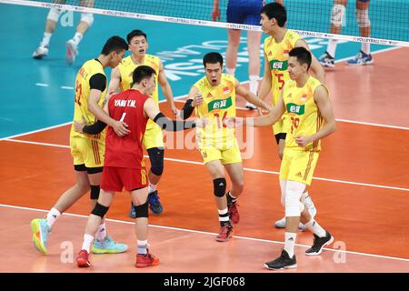 Danzig, Polen. 10.. Juli 2022. Die Spieler Chinas feiern den Torreigen während des Spiels der Internationalen Volleyball-Föderation (FIVB) Volleyball Nations League Men's Pool 6 zwischen China und Serbien in Danzig, Polen, 10. Juli 2022. Quelle: Piotr Matusewicz/Xinhua/Alamy Live News Stockfoto