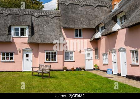 Suffolk, Großbritannien - August 11. 2021: Wunderschöne pinke Cottages im Dorf Cavendish in Suffolk, Großbritannien. Stockfoto