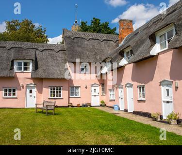 Suffolk, Großbritannien - August 11. 2021: Wunderschöne pinke Cottages im Dorf Cavendish in Suffolk, Großbritannien. Stockfoto