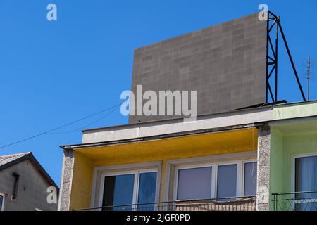 Leerraum für eine Reklametafel, die auf dem Dach des Wohngebäudes Werbung gemacht hat. Stockfoto