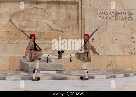 ATHEN, GRIECHENLAND - 06 2022. MAI: Zeremonielle Aufseher des Präsidenten - Evzones am Grab des unbekannten Soldaten vor dem griechischen Parlament, Athen, Gr Stockfoto