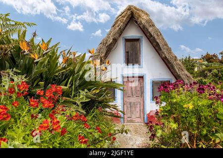 Strohgedeckte Hütten in Santana Stockfoto