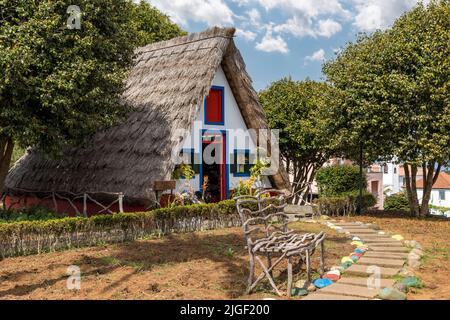 Strohgedeckte Hütten in Santana Stockfoto