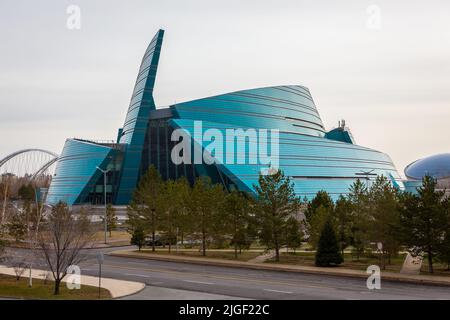 Nur Sultan (Astana), Kasachstan, 11.11.21. Kasachstan Central Concert Hall grün und blau modernes Glasgebäude. Stockfoto