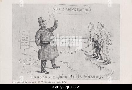 Parlamentswahlen im Januar 1910, Isle of Wight. Karikatur zu Gunsten des Kandidaten der Konservativen Partei Sir Douglas Bernard Hall und der Wirtschaftspolitik der Zollreform oder des Protektionismus und gegen den Kandidaten der Liberalen Partei Sir Godfrey Baring. Es zeigt die Warnung des Vollzugsbeamter John Bull, der die Liberalen daran hindert, auf die Isle of Wight zu überfahren. Ein Schild mit der Meldung „Vote for Tariff Reform & Hall will be well“ ist auf der Insel und der (eingefrorene) Solent wurde in Budget umbenannt und hat ein „gefährendes“ Schild darin. Der Cartoon wurde als Postkarte von E.V. Matthews, Ryde, veröffentlicht Stockfoto