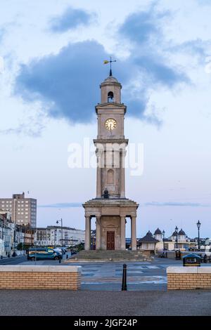 Herne Bay Seafront Clock Tower, vermutlich der erste in Großbritannien im Jahr 1837 gebaute Turm, bei Sonnenaufgang mit einem Himmel und einigen Wolken dahinter. Stockfoto
