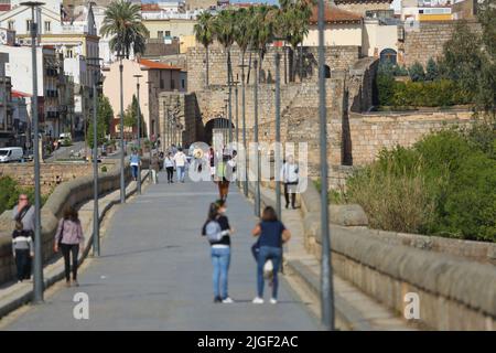 Fußgänger auf der historischen UNESCO-Brücke Puente Romano in Merida, Extremadura, Spanien Stockfoto