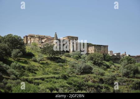 Blick auf das Kloster Convento de San Benito in Alcantara, Extremadura, Spanien Stockfoto