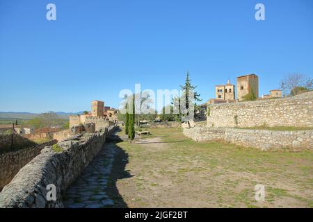 Stadtbild mit Glockenturm der Iglesia de Santa Maria la Mayor und Torre Campanario und Castillo in Trujillo, Extremadura, Spanien Stockfoto