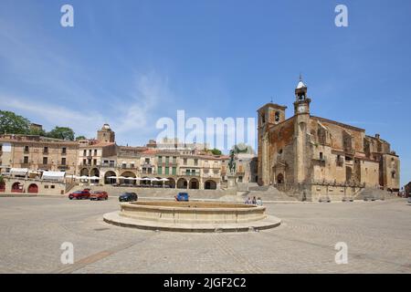 Plaza Mayor mit Brunnen und Kirche Iglesia de San Martin in Trujillo, Extremadura, Spanien Stockfoto