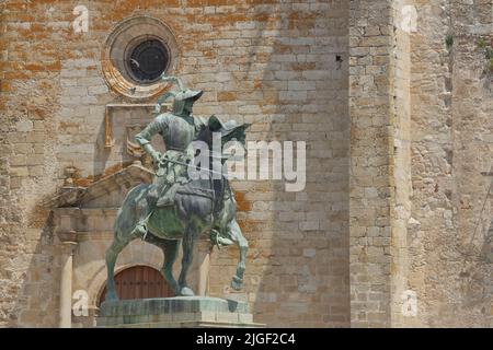 Reiterstandbild Estatua ecuestre de Francisco Pizarro auf der Plaza Mayor in Trujillo, Extremadura, Spanien Stockfoto