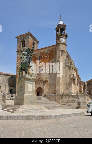 Kirche Iglesia de San Martin erbaut 15.-16. Jahrhunderte und Denkmal Estatua ecuestre de Francisco Pizarro mit Reiterfigur auf der Plaza Mayor in Tru Stockfoto