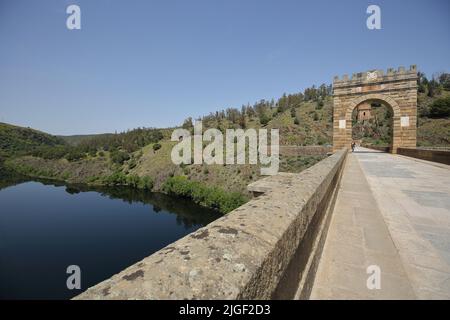 Römische Brücke Puente Romano mit Triumphbogen über Rio Tajo in Alcantara, Extremadura, Spanien Stockfoto