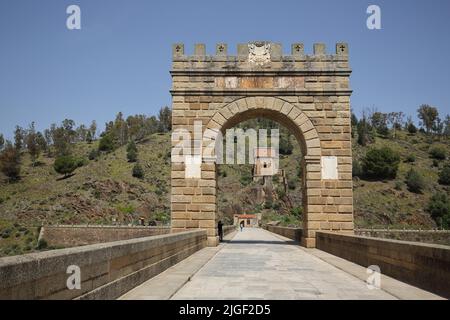 Römische Brücke Puente Romano mit Triumphbogen und Blick auf den goldenen Turm Torre del Oro in Alcantara, Extremadura, Spanien Stockfoto