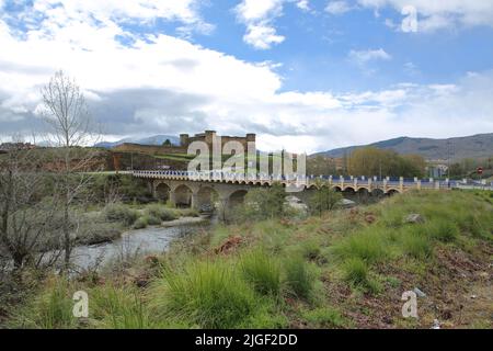 Blick auf Castillo und die Brücke über den Rio Tormes in El Barco de Avila, Sierra de Gredos, Spanien Stockfoto