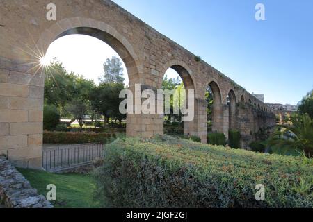 Acueducto baute 16. Jahrhundert gegen das Licht in Plasencia, Extremadura, Spanien Stockfoto