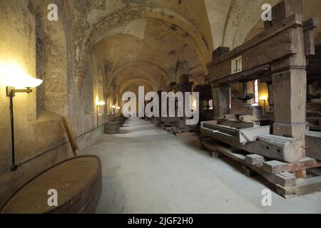 Laienrefektorium mit historischen Weinpressen im UNESCO-Kloster Eberbach, Eltville, Rheingau, Taunus, Hessen, Deutschland Stockfoto