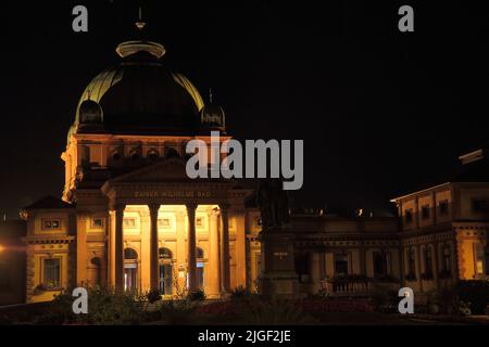 Kaiser-Wilhelms Bad bei Nacht im Kurpark in Bad Homburg, Hessen, Deutschland Stockfoto