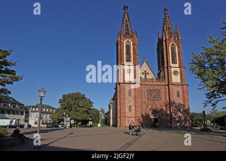 Spätgotischer Rheingauer Dom und Wahrzeichen am Bischof-Blum-Platz in Geisenheim, Rheingau, Taunus, Hessen, Deutschland Stockfoto