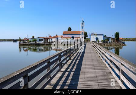 Kloster Agios Nikolaos am Vistonida-See, verbunden mit dem mailand durch eine hölzerne Pontonbrücke. Im Nationalpark von Nestos Delta und Seen besuchen Stockfoto