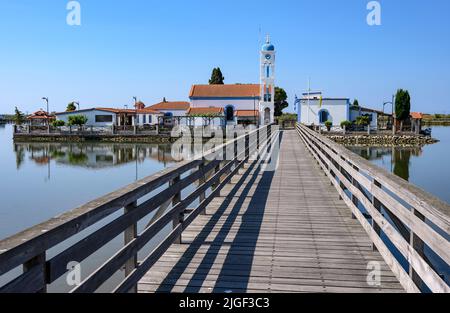 Kloster Agios Nikolaos am Vistonida-See, verbunden mit dem mailand durch eine hölzerne Pontonbrücke. Im Nationalpark von Nestos Delta und Seen besuchen Stockfoto