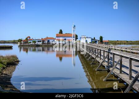 Kloster Agios Nikolaos am Vistonida-See, verbunden mit dem mailand durch eine hölzerne Pontonbrücke. Im Nationalpark von Nestos Delta und Seen besuchen Stockfoto