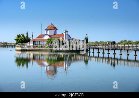 Die Kirche Panagia Pantanassa, Teil des Klosters Agios Nikolaos am Vistonida-See, verbunden mit dem mailand durch eine hölzerne Pontonbrücke. Im Nat Stockfoto