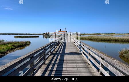 Kloster Agios Nikolaos am Vistonida-See, verbunden mit dem mailand durch eine hölzerne Pontonbrücke. Im Nationalpark von Nestos Delta und Seen besuchen Stockfoto