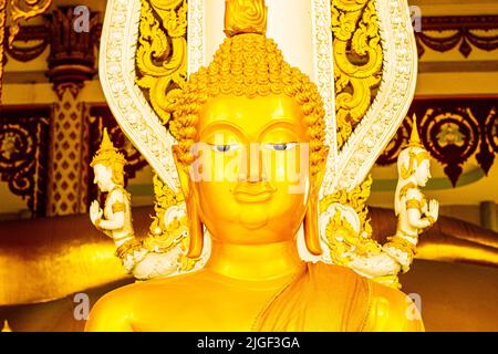 Nahaufnahme der Statue des Goldenen buddha im asiatischen Religions-Tempel Stockfoto