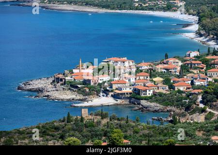 Blick hinunter auf das Küstendorf Kardamyli mit seiner bech im Hintergrund, im äußeren Mani, dem südlichen Peloponnes, Messinia, Griechenland. Stockfoto