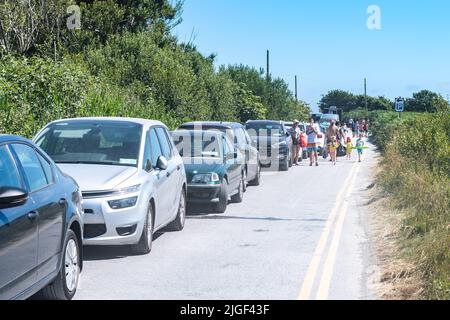 Rossarbery, West Cork, Irland. 10.. Juli 2022. Die Sonne schien und die Temperaturen erreichten heute 24C am Warren Beach, West Cork. Hunderte von Touristen und Einheimischen treffen sich am Strand, um das Beste aus dem heißen Wetter zu machen. Quelle: AG News/Alamy Live News Stockfoto