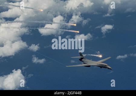 Ein B-1B Lancer der US-Luftwaffe, der 34. Expeditionary Bomb Squadron zugewiesen wurde, setzt am Samstag, dem 25. Juni 2022, während einer Bomber Task Force-Mission über dem Pazifischen Ozean Flacksen ein. Missionen der Bomber Task Force bieten die Möglichkeit, gemeinsam mit unseren Verbündeten und Partnern zu trainieren, um Interoperabilität aufzubauen und unsere kollektive Fähigkeit zu stärken, einen freien und offenen Indo-Pazifik-Raum zu unterstützen. Foto von Master Sgt. Nicholmann Priest/USA Air Force/UPI Credit: UPI/Alamy Live News Stockfoto