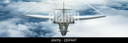 Ein US Air Force B-1B Lancer, der 34. Expeditionary Bomb Squadron zugewiesen wurde, fliegt am Samstag, den 25. Juni 2022, hinter einem US Air Force KC-135 Stratotanker, der 506. Expeditionary Air Betankungsgeschwader zugewiesen wurde. Missionen der Bomber Task Force bieten die Möglichkeit, gemeinsam mit unseren Verbündeten und Partnern zu trainieren, um Interoperabilität aufzubauen und unsere kollektive Fähigkeit zu stärken, einen freien und offenen Indo-Pazifik-Raum zu unterstützen. Foto von Master Sgt. Nicholmann Priest/USA Air Force/UPI Credit: UPI/Alamy Live News Stockfoto