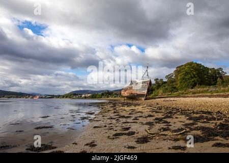 Das schiffbrüchige Old Boat von Caol am Ufer des Loch Linnhe in der Nähe von Fort William in Schottland. Stockfoto