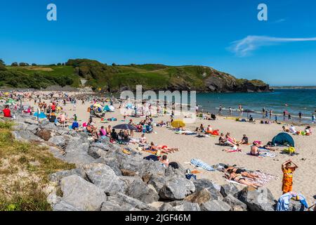 Rossarbery, West Cork, Irland. 10.. Juli 2022. Die Sonne schien und die Temperaturen erreichten heute 24C am Warren Beach, West Cork. Hunderte von Touristen und Einheimischen treffen sich am Strand, um das Beste aus dem heißen Wetter zu machen. Quelle: AG News/Alamy Live News Stockfoto