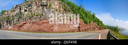 Querschnitt eines ausgegrabenen Berges und Gesteins, der vulkanische Schichten entlang der Nordküste des Lake Superior in Good Harbor Bay, Minnesota, zeigt Stockfoto