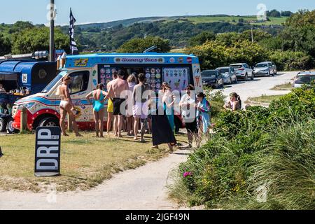 Rossarbery, West Cork, Irland. 10.. Juli 2022. Die Sonne schien und die Temperaturen erreichten heute 24C am Warren Beach, West Cork. Hunderte von Touristen und Einheimischen treffen sich am Strand, um das Beste aus dem heißen Wetter zu machen. Quelle: AG News/Alamy Live News Stockfoto