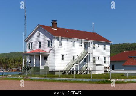 1928 Station House of the Department of Homeland Security U.S. Coast Great Lakes Guard Station on Lake Superior at Grand Marais, Minnesota. Stockfoto